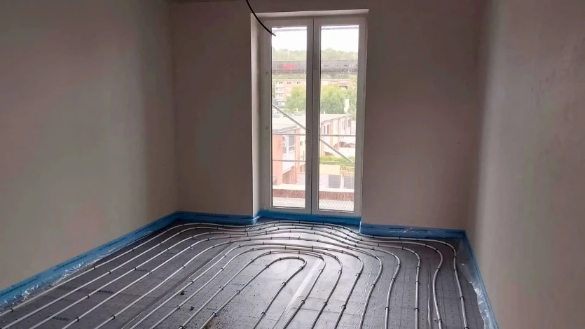 Slika prikazuje topli pod prije stavljanja podloge preko.