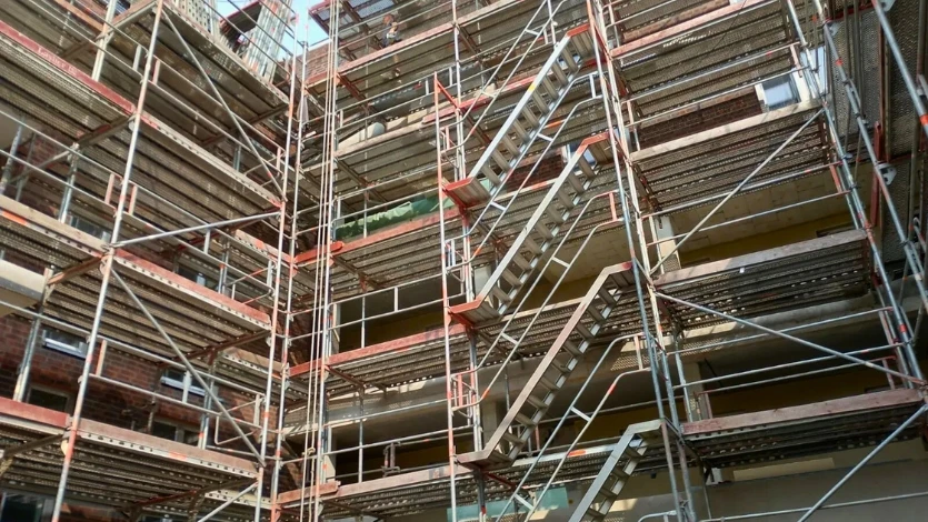 Slika prikazuje skelu koja je jako velika